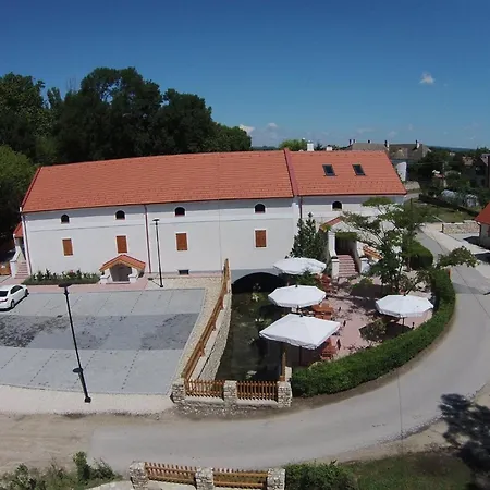 Eszterhazy Apartment *